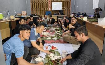 Sekretariat Bawaslu Lampung Tengah Pererat Kekeluargaan Lewat Kegiatan Masak dan Makan Bersama