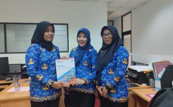 Bawaslu Lampung Tengah Serahkan Laporan Akhir Kehumasan Tahun 2025 kepada Bawaslu Provinsi Lampung