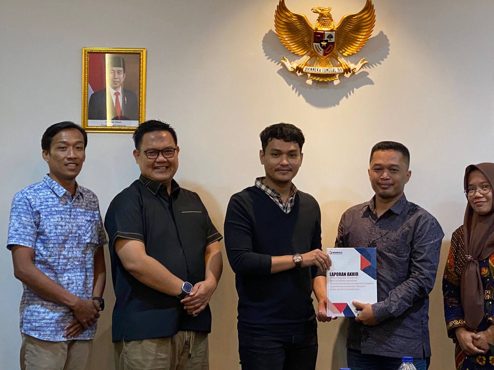  Kordiv Hukum dan Penyelesaian Sengketa (HPS) Bawaslu Kabupaten Lampung Tengah menyerahkan  langsung Laporan Pengawasan Pencalonan Calon Anggota DPRD