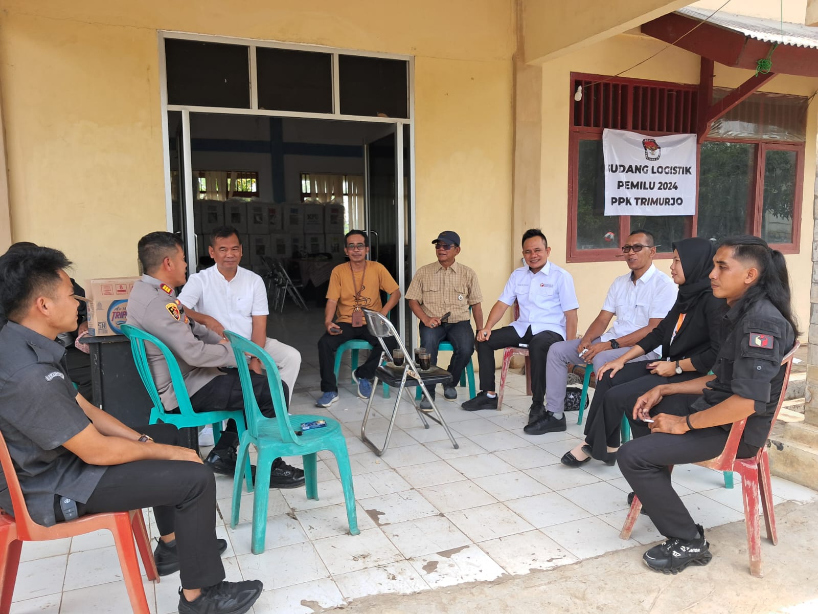 KETUA BAWASLU KABUPATEN LAMPUNG TENGAH MENDAMPINGI KETUA BAWASLU PROVINSI LAMPUNG DALAM PEMANTAUAN PROSES RAPAT PLENO REKAPITULASI PENGHITUNGAN SUARA PEMILU 2024 DI KECAMATAN TRIMURJO