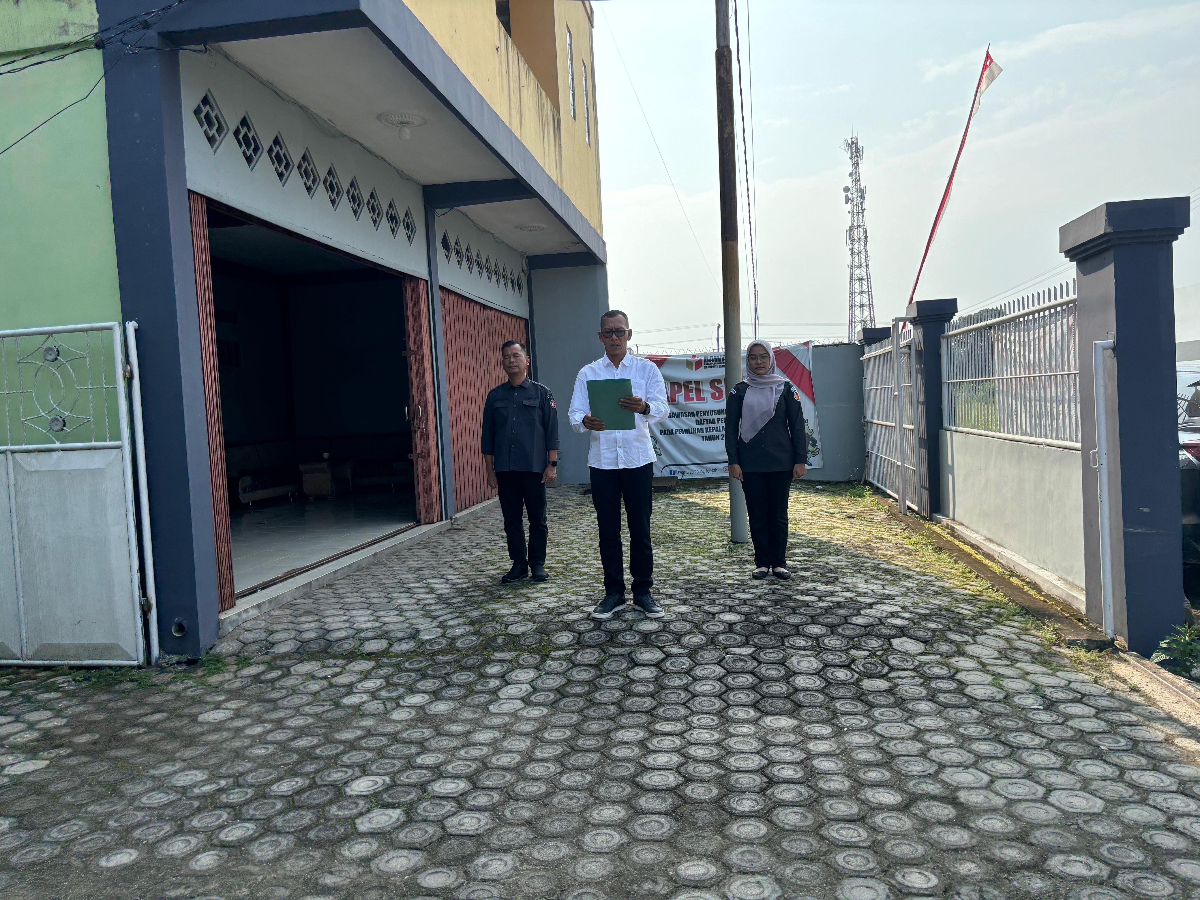 Bawaslu Kabupaten Lampung Tengah melaksanakan apel dan rapat rutin di lingkungan Sekretariat Bawaslu Kabupaten Lampung Tengah