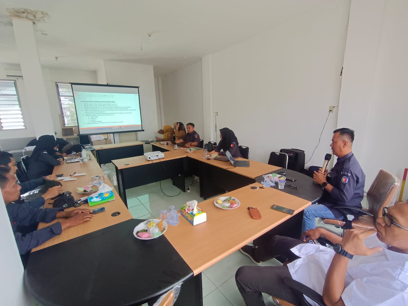 Bawaslu Lampung Tengah menggelar Rapat Rutin di Kantor Sentra Gakkumdu