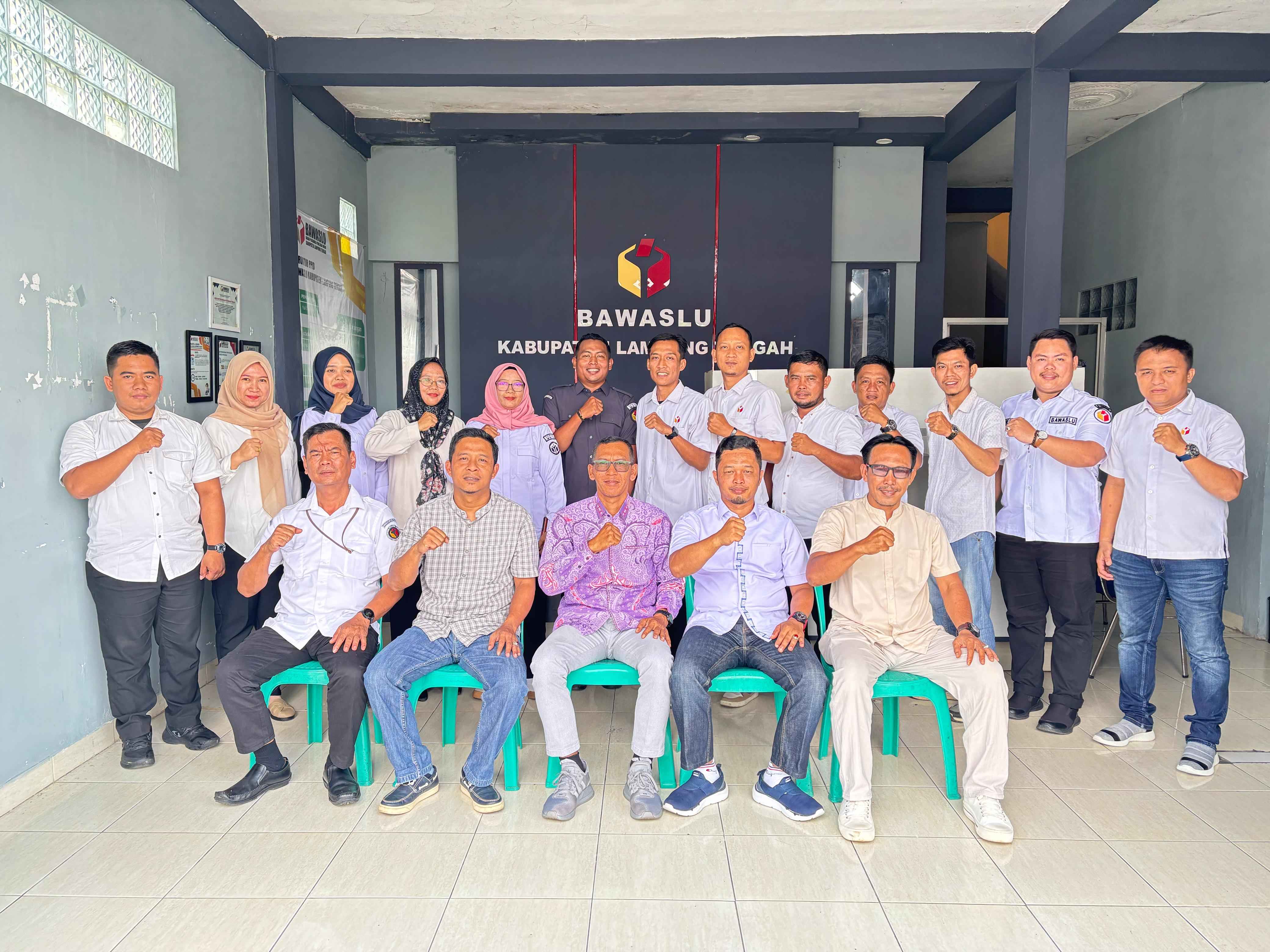 Bawaslu Kabupaten Lampung Tengah melaksanakan apel bersama dengan tema “17 Tahun Konsisten Mengawasi Demokrasi”, sekaligus menyelenggarakan kegiatan Halal Bihalal dalam rangka merayakan Hari Raya Idulfitri 1446H