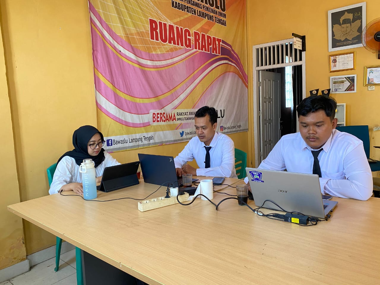 Calon Pegawai Negeri Sipil (CPNS) Bawaslu Kabupaten Lampung Tengah mengikuti kegiatan Penguatan Kompetensi Teknis Bidang Tugas (PKTBT) sebagai bagian dari rangkaian pelatihan dasar CPNS Bawaslu. Kegiatan ini dilaksanakan secara dalam jaringan (daring) melalui media Zoom Meeting