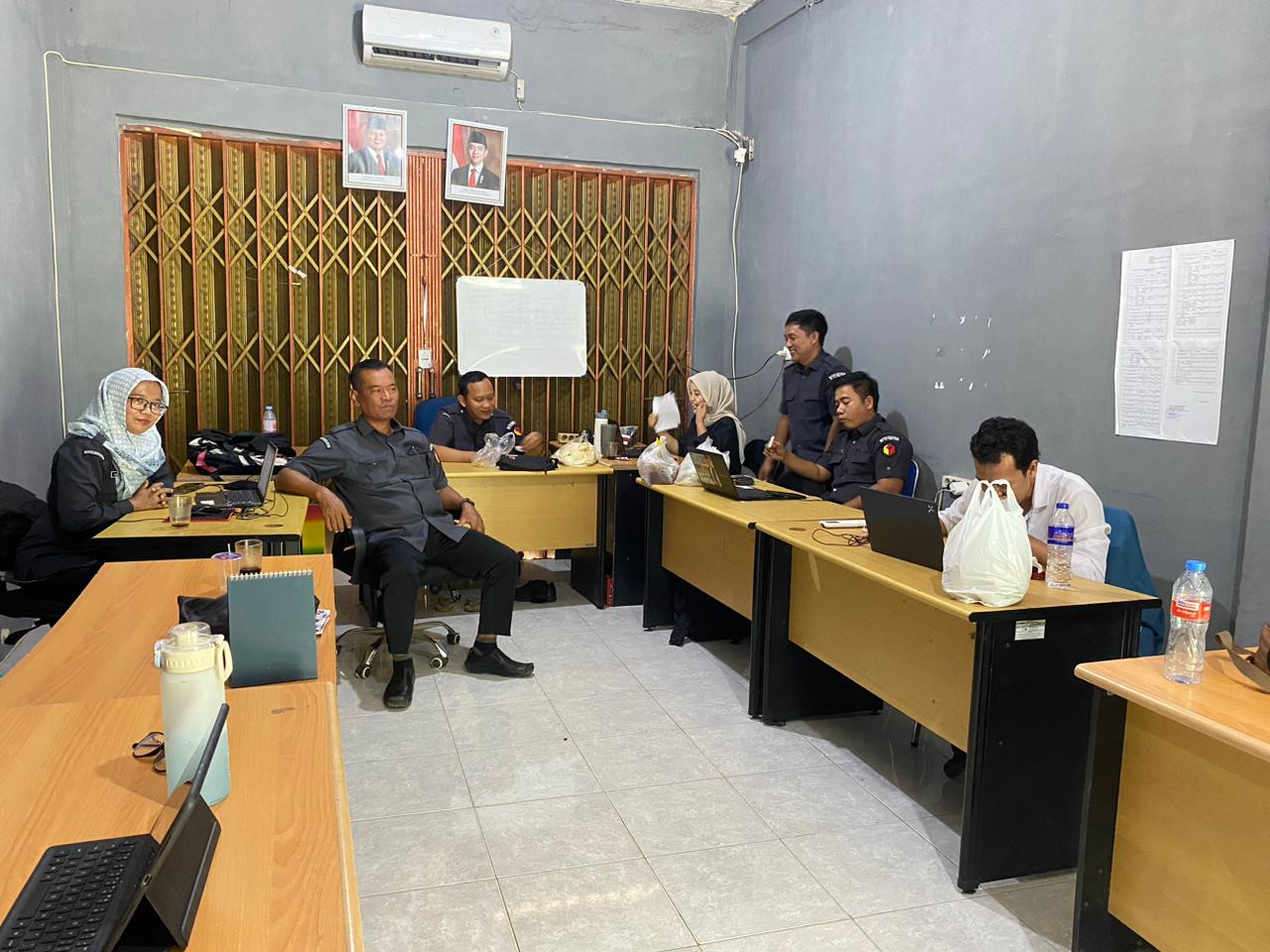 PERKUAT SINERGI ANTAR DIVISI, JAJARAN STAF SEKRETARIAT BAWASLU LAMPUNG TENGAH GELAR NGOBROL SANTAI BERSAMA KOORDINATOR SEKRETARIAT