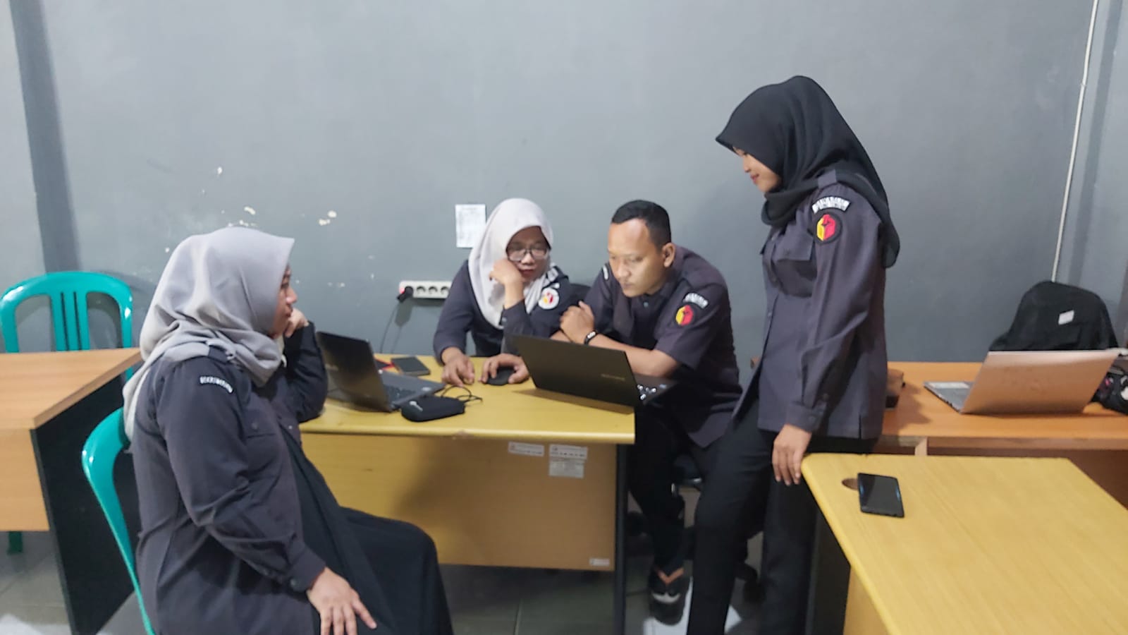 STAF SEKRETARIAT BAWASLU LAMPUNG TENGAH DIVISI HUMAS DAN PARMAS GELAR DISKUSI INTERNAL UNTUK MEMPERKUAT RENCANA KERJA KE DEPAN