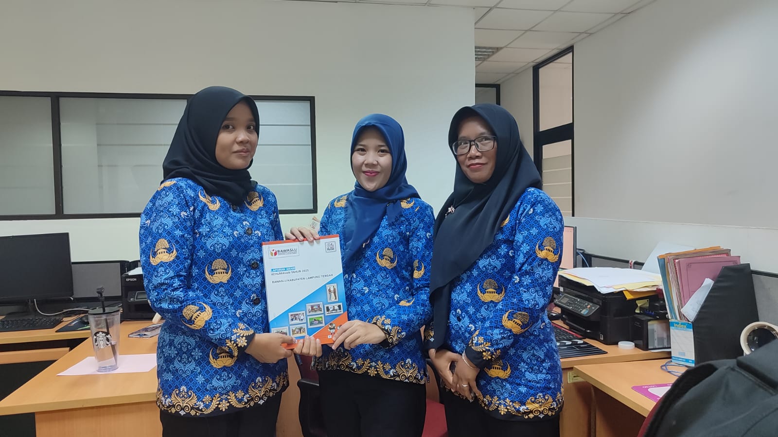 Bawaslu Lampung Tengah Serahkan Laporan Akhir Kehumasan Tahun 2025 kepada Bawaslu Provinsi Lampung