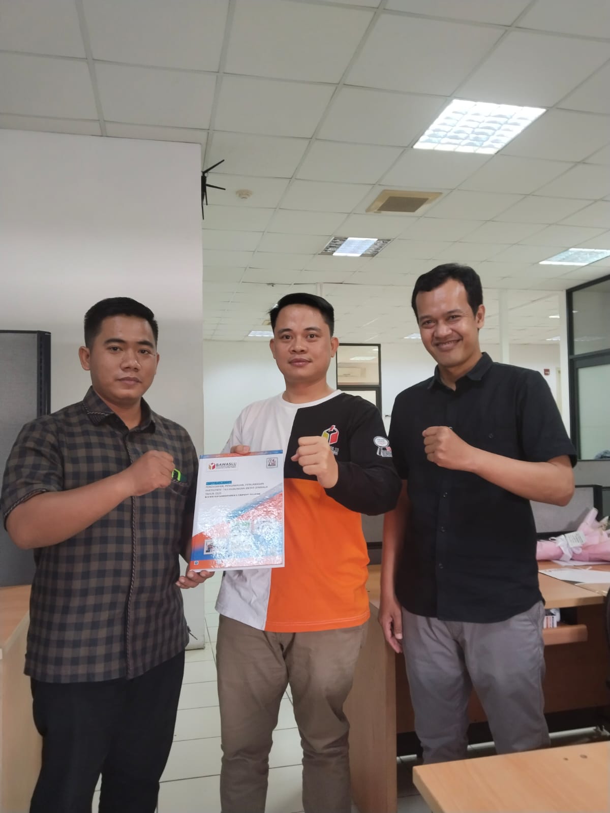Bawaslu Lampung Tengah Resmi Serahkan Laporan Akhir Pencegahan, Pengawasan, dan Hubungan Antar Lembaga Tahun 2025