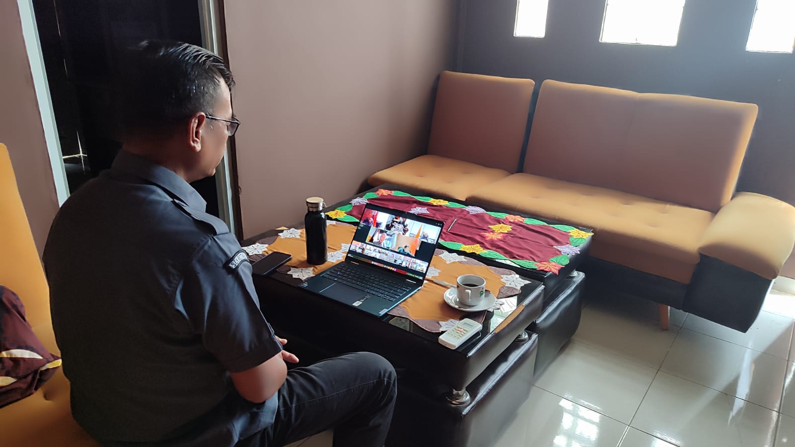 Koordinator Sekretariat Bawaslu Lampung Tengah Ikuti Zoom Meeting Rapat Rutin Senin, Perkuat Pembinaan dan Evaluasi Kinerja Sekretariat