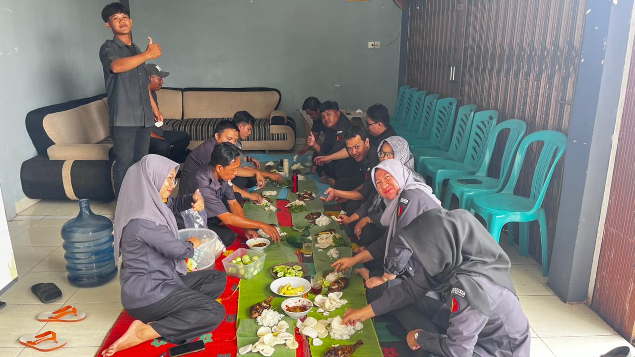 Sambut Ramadan, Sekretariat Bawaslu Lampung Tengah Gelar Masak dan Makan Bersama