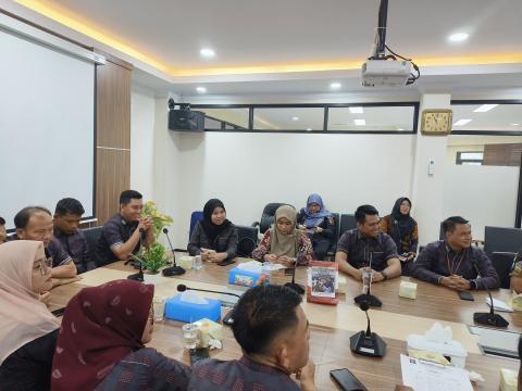 staf mengikuti Studi Banding Pengelolaan JDIH di Badan Pembinaan Hukum Nasional (BPHN) Kementerian Hukum dan HAM Republik Indonesia. Kegiatan ini dilaksanakan dalam rangka meningkatkan kualitas pe