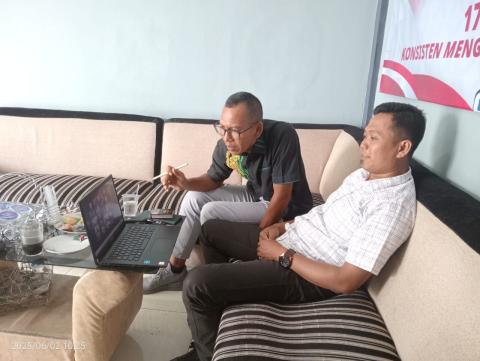 Dalam rangka memperkuat sinergi dan efektivitas pengawasan pemilu yang berbasis partisipasi masyarakat, Badan Pengawas Pemilihan Umum (Bawaslu) Kabupaten Lampung Tengah mengikuti Rapat Koordinasi Pengawasan Partisipatif yang diselenggarakan oleh Bawaslu Provinsi Lampung pada Senin, 2 Juni 2025. Kegiatan tersebut dilaksanakan secara virtual melalui Zoom Meeting mulai pukul 10.00 WIB hingga selesai, dan diikuti oleh seluruh jajaran Bawaslu Kabupaten/Kota se-Provinsi Lampung.  Dalam kegiatan ini, Ketua Bawaslu
