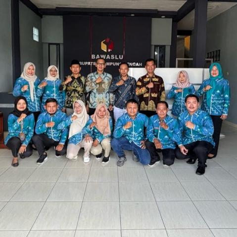 Seluruh jajaran komisioner dan staf Bawaslu Lampung Tengah tampak mengenakan busana batik dengan berbagai motif khas Nusantara saat melaksanakan kegiatan di kantor, sebagai bentuk kebanggaan terhadap jati diri bangsa.