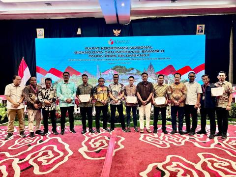 Bawaslu Lampung Tengah memperoleh Anugerah Keterbukaan Informasi Publik Bawaslu Tahun 2025 dengan predikat “Informatif”. 
