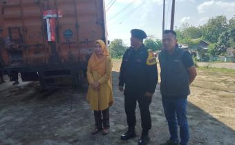 BAWASLU LAMPUNG TENGAH AWASI LOGISTIK PEMILU DI GUDANG KPU LAMPUNG TENGAH