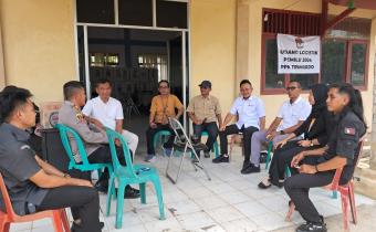 KETUA BAWASLU KABUPATEN LAMPUNG TENGAH MENDAMPINGI KETUA BAWASLU PROVINSI LAMPUNG DALAM PEMANTAUAN PROSES RAPAT PLENO REKAPITULASI PENGHITUNGAN SUARA PEMILU 2024 DI KECAMATAN TRIMURJO