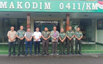 Tingkatkan sinergi dalam Demokrasi Bawaslu Lampung Tengah adakan koordinasi dengan  Kodim 0411