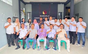 Bawaslu Kabupaten Lampung Tengah melaksanakan apel bersama dengan tema “17 Tahun Konsisten Mengawasi Demokrasi”, sekaligus menyelenggarakan kegiatan Halal Bihalal dalam rangka merayakan Hari Raya Idulfitri 1446H