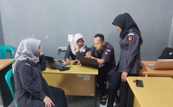 STAF SEKRETARIAT BAWASLU LAMPUNG TENGAH DIVISI HUMAS DAN PARMAS GELAR DISKUSI INTERNAL UNTUK MEMPERKUAT RENCANA KERJA KE DEPAN