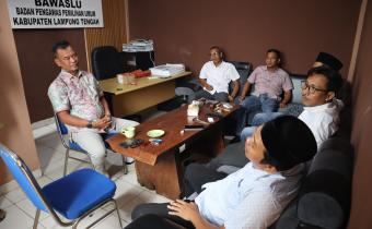 Bawaslu Lampung Tengah Gelar Rapat Pleno Refleksi Kinerja dan Penetapan Arah Kebijakan Kelembagaan di Awal Tahun