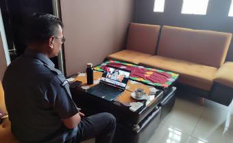 Koordinator Sekretariat Bawaslu Lampung Tengah Ikuti Zoom Meeting Rapat Rutin Senin, Perkuat Pembinaan dan Evaluasi Kinerja Sekretariat